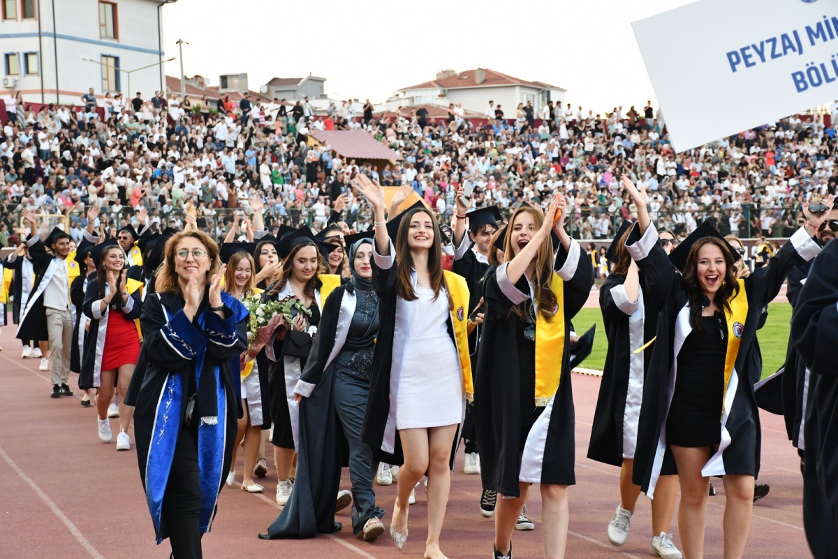 ÇOMÜ Mezuniyet Töreni coşkuyla gerçekleştirildi