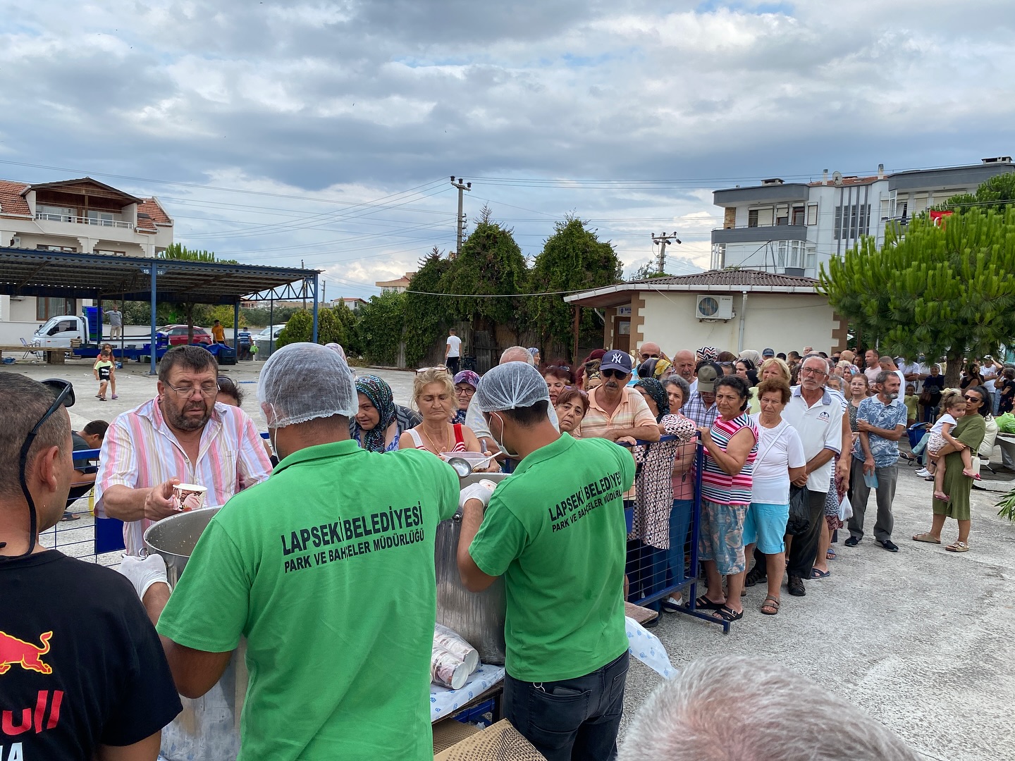 Lapseki Belediyesi'nden aşure ikramı