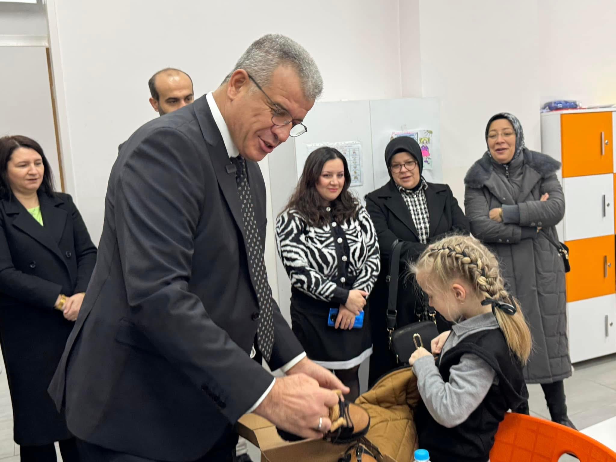 Başkan Ahmet Elbi'den öğrencilere hediye