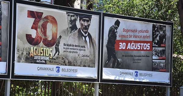 Sokaklar bayraklarla donatıldı