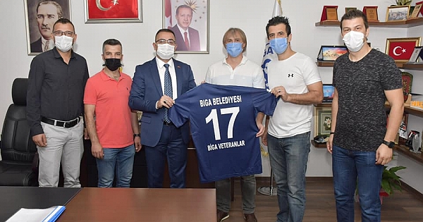 Biga Veteranlar Futbol Takımı Bülent Erdoğan'ı makamında ziyaret etti