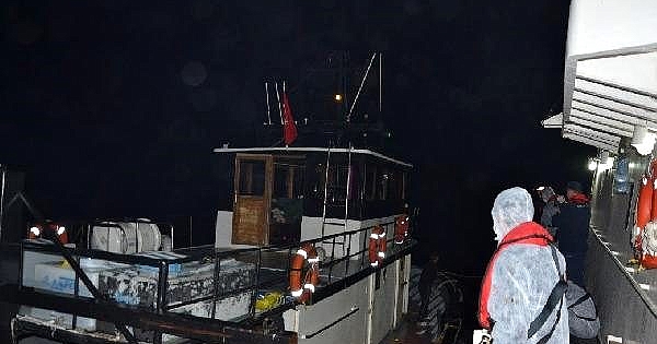 Bozcaada açıklarında, teknede 144 kaçak göçmen yakalandı
