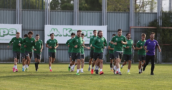 Bursaspor antrenmanında meme kanserine dikkat çekildi