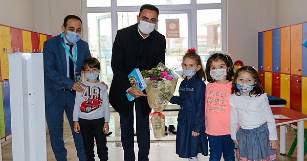 Çocukların ilk kitapları başkan amcalarından