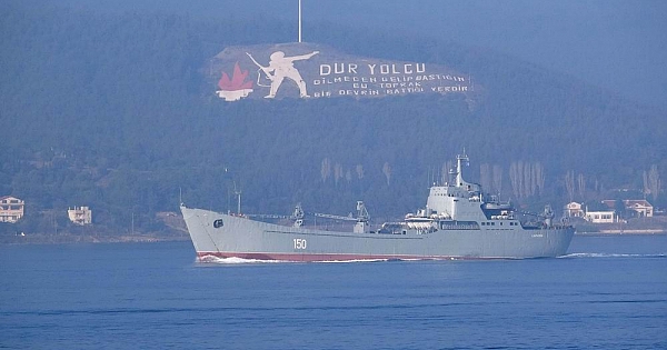 Rus savaş gemileri peş peşe geçti