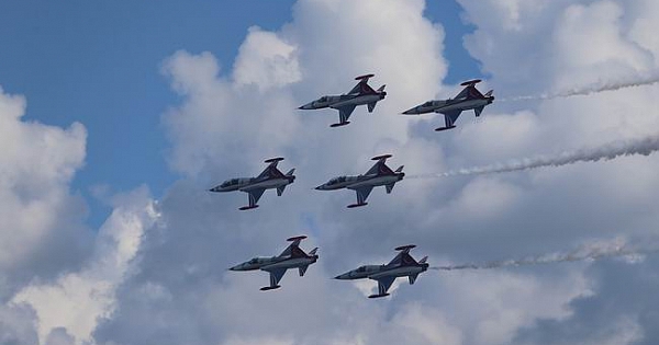 Türk Yıldızları’nın gösterisi nefes kesti