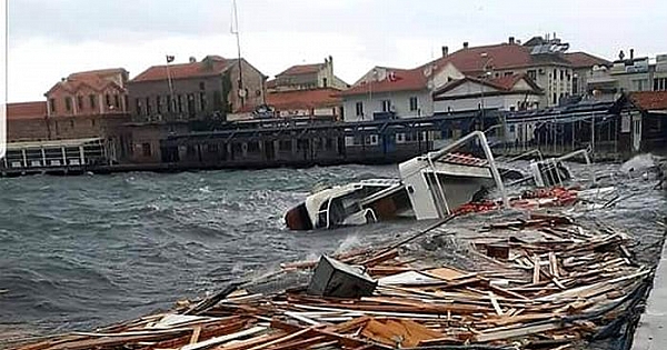 Ayvalık&#039;ta hayat felç oldu