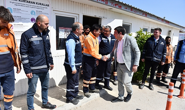 Başkan Erkek tatilde çalışan personelleri ziyaret etti