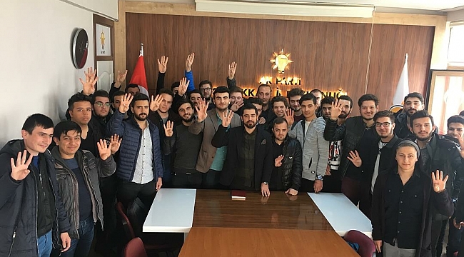 AK Partili gençler arı gibi...