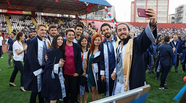 İskenderoğlu, öğrencilerin mutluluğuna ortak oldu