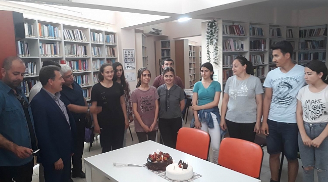 Kütüphaneden öğrencilere pasta ikramı