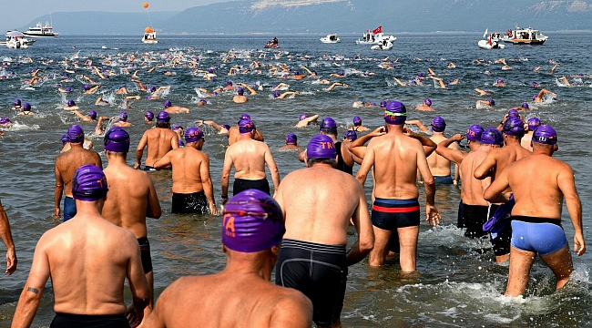 Çanakkale Boğazı'nda 'Troya Yılı' için kulaç attılar