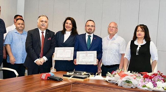 AK Partili Milletvekilleri mazbatasını aldı