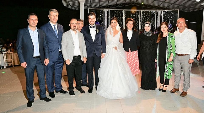 Genç çiftin mutluluğuna ortak oldular