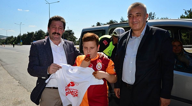 Vali Tavlı’dan çocuklara hediye