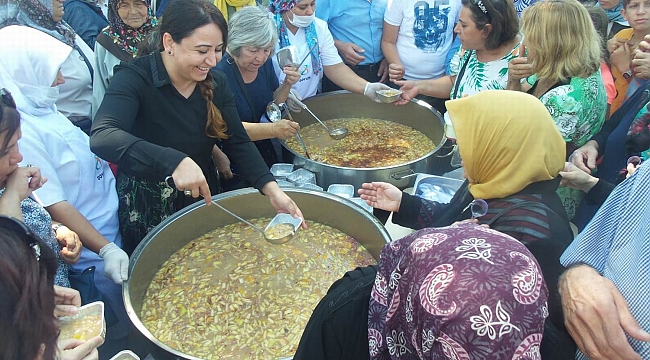 AK Partili kadınlardan aşure ikramı