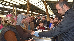 Zabıtadan vatandaşlara pilav ikramı