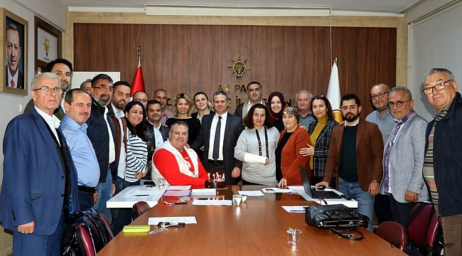 AK Parti&#039;de Şampiyona pastalı kutlama