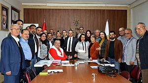 AK Parti'de Şampiyona pastalı kutlama