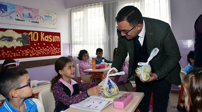 Başkan Erdoğan&#039;dan öğrencilere elma ikramı