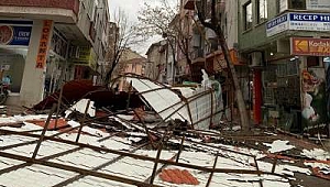 Biga'da fırtına binanın çatısını uçurdu