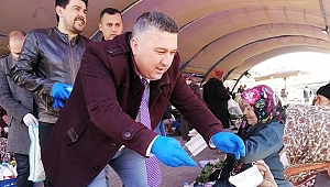 Ayvacık'ta esnafa maske dağıtıldı