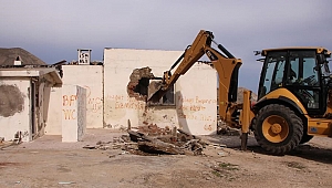 Gökçeada'da bina yıkımı başladı