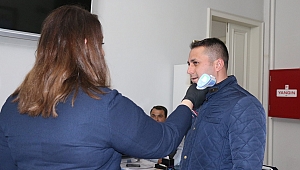 Personelin ateşi ölçülüyor