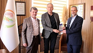 Başkan Çetin’e plaket