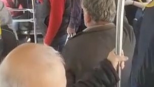 Halk otobüsünde sosyal mesafe kuralı hiçe sayıldı