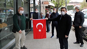 Kaymakam Başer Türk Bayrağı dağıttı