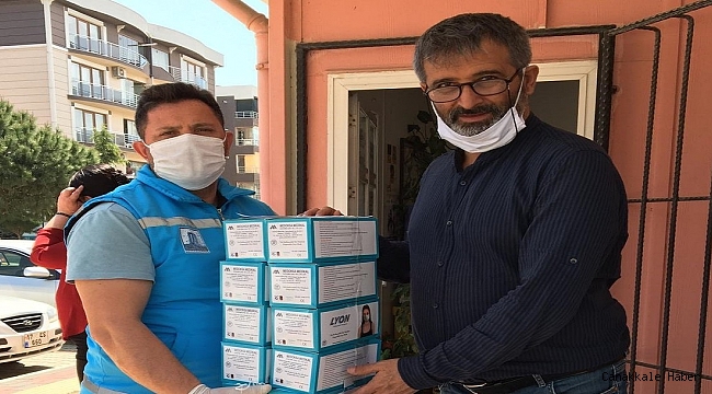 Muhtarlara maskeler teslim edildi