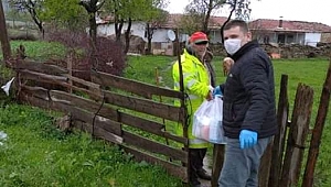 Yardım kolileri dağıtılıyor