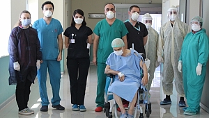 80 yaşındaki hasta solunum cihazından kurtuldu