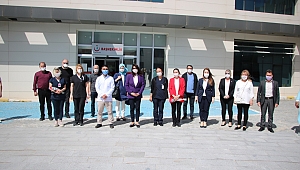 AK Parti'den hemşirelere karanfil