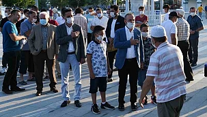 Bülent Turan, bayram namazını memleketinde kıldı