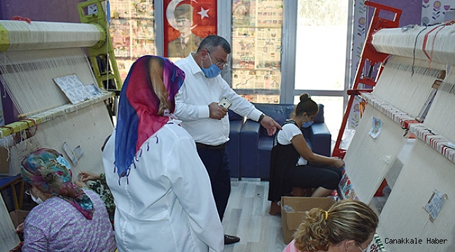 Çalışkan, el emeği ürünleri inceledi