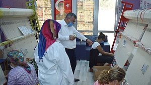 Çalışkan, el emeği ürünleri inceledi