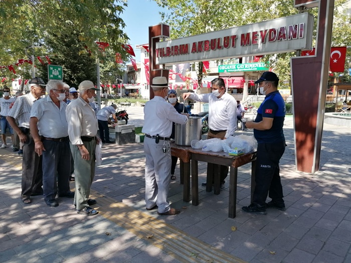 Bayramiç Belediyesi’nden aşure ikramı