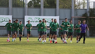 Bursaspor antrenmanında meme kanserine dikkat çekildi
