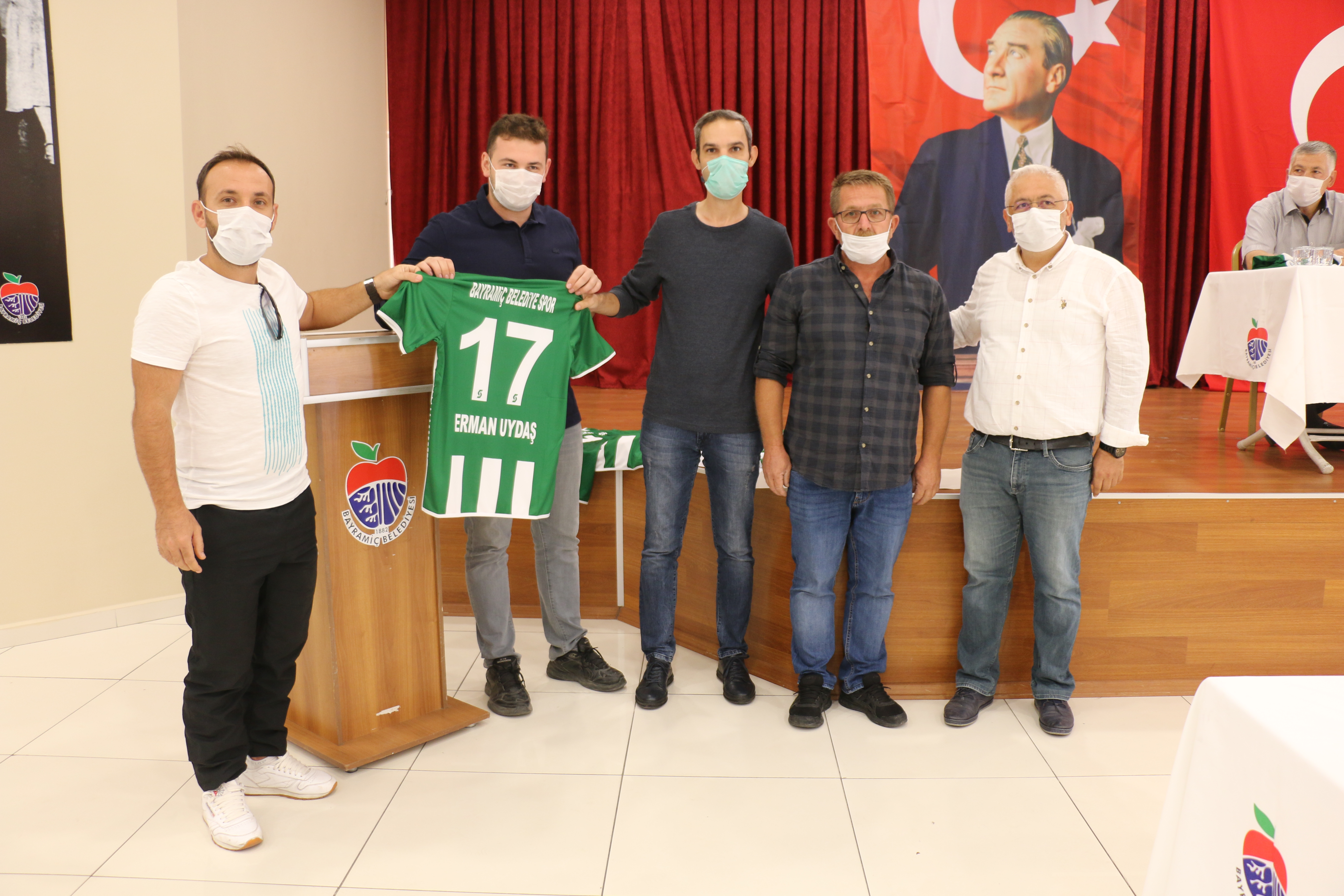 Meclise, Bayramiç Belediyespor&#039;dan hediye forma