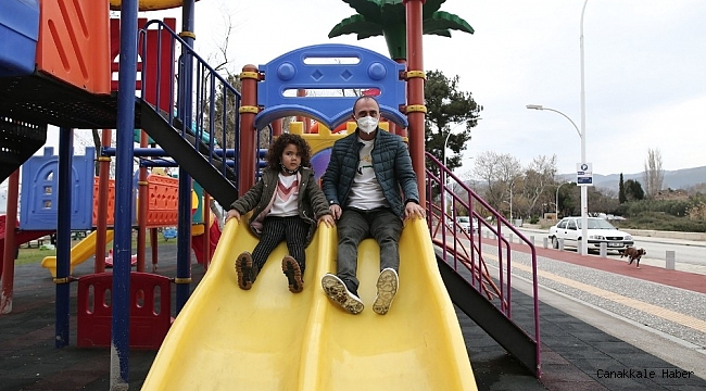 14 gün karantinada kalan sağlıkçı babasına kavuşan Ecem ve babası soluğu çocuk parkında aldı