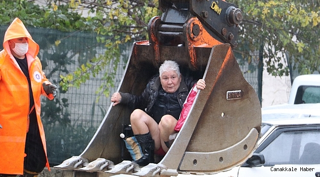 200 kişinin yaşadığı sitenin çevresi göle döndü, mahsur kalan vatandaşlar kepçeyle kurtarıldı