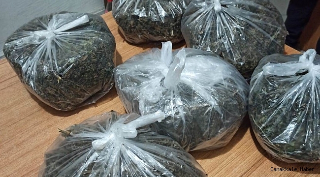 &#039;Dur&#039; ihtarına uymayan araçtan atılan poşetten 3 kilo 60 gram esrar çıktı