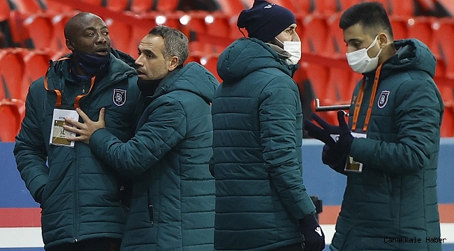 4. hakemin Medipol Başakşehir Yardımcı Antrenör Pierre Webo'ya ırkçı ifadeler kullandığı gerekçesiyle Paris Saint Germain - Başakşehir maçı durdu.