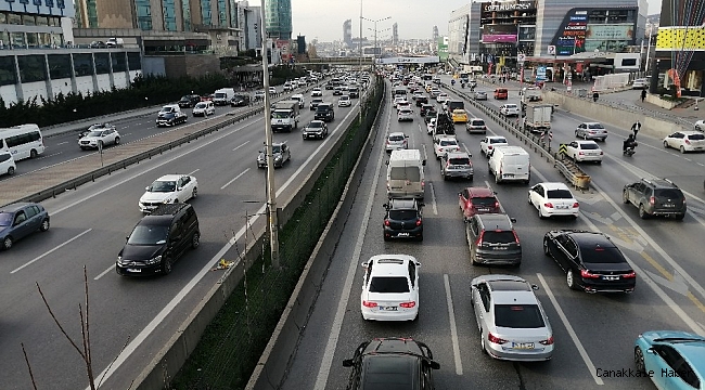 56 saat sürecek kısıtlama öncesi E-5&#039;te trafik yoğunluğu