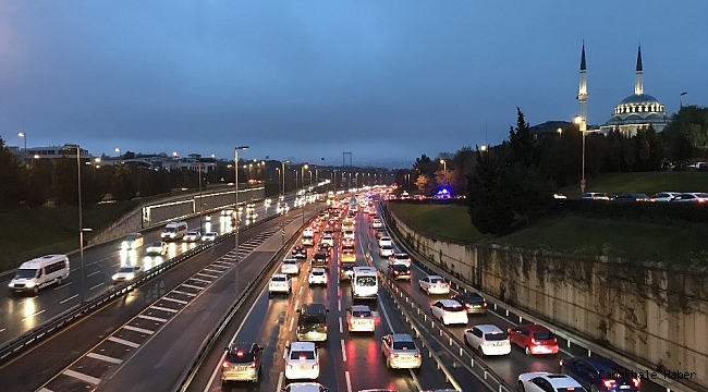 56 saatlik kısıtlama sonrası 15 Temmuz Şehitler Köprüsü&#039;nde trafik yoğunluğu