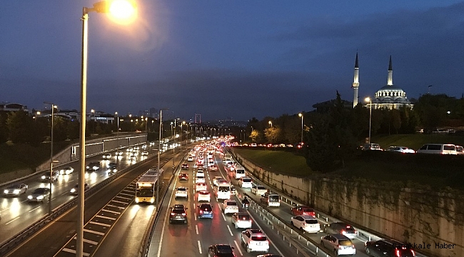 56 saatlik kısıtlama sonrası İstanbul'da trafik yoğunluğu yüzde 40'ı aştı