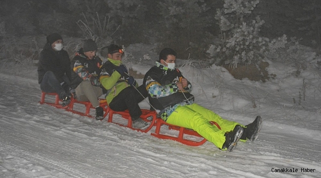 56 saatlik sokağa çıkma kısıtlama sonrası vatandaşlar kızaklarla kayarak stres attı