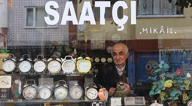 65 yıldır tamir ettiği saatlere aşkla dokunuyor
